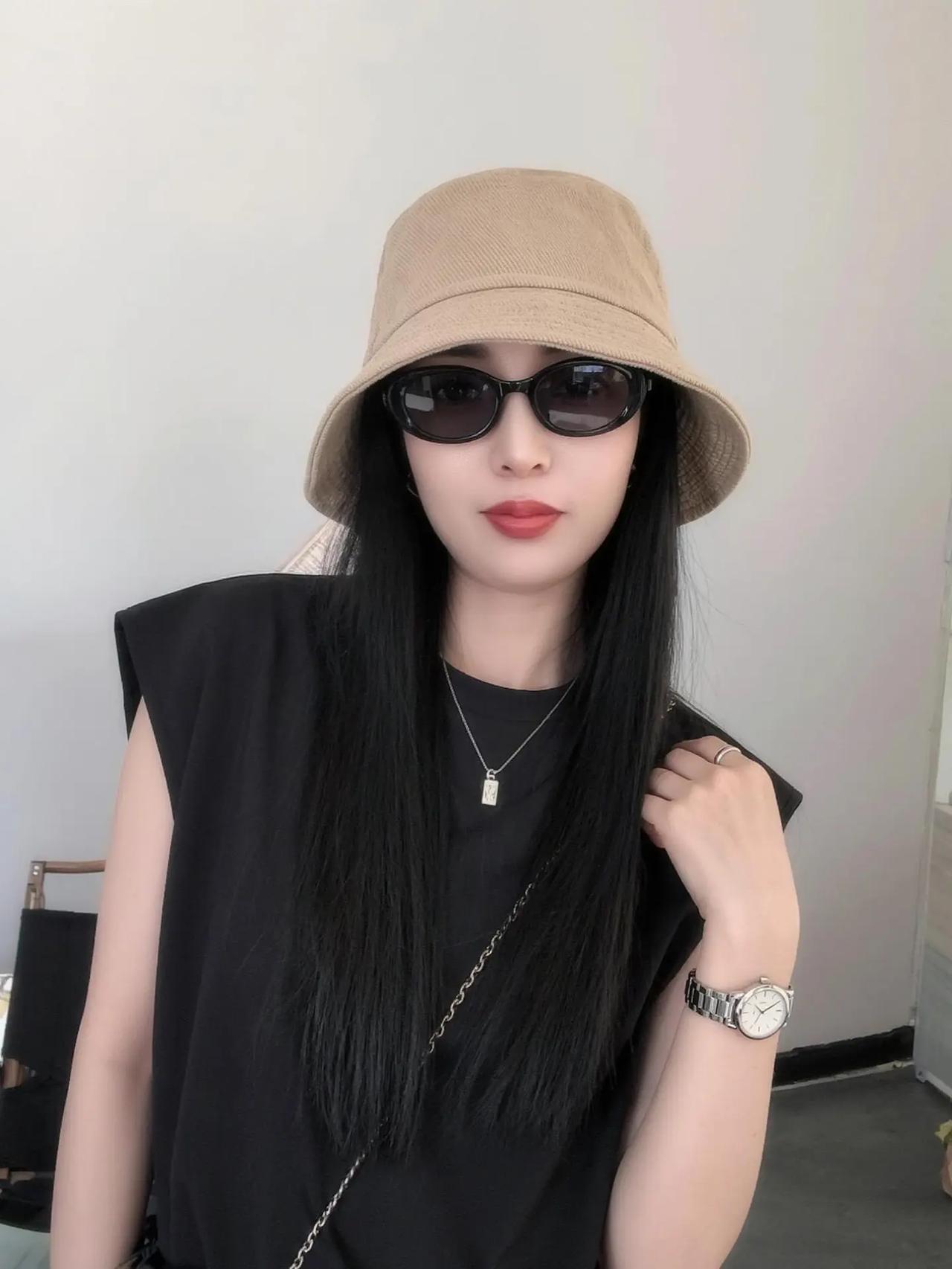 对小众风的偏爱，也是对不被定义自己的偏爱。不要把美丽留给明天，今天就穿出最美的模