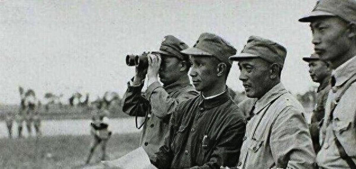粟裕收下日伪军官递来的一包香烟，打开后发现不对劲，果断下令全军立刻集合！
194