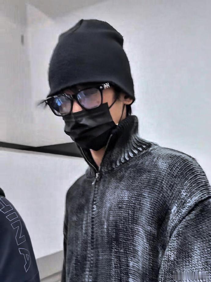 网友偶遇张峻豪考驾照咱就是说一整个震惊！网友偶遇张峻豪考科目一，宝宝连坐在考场里