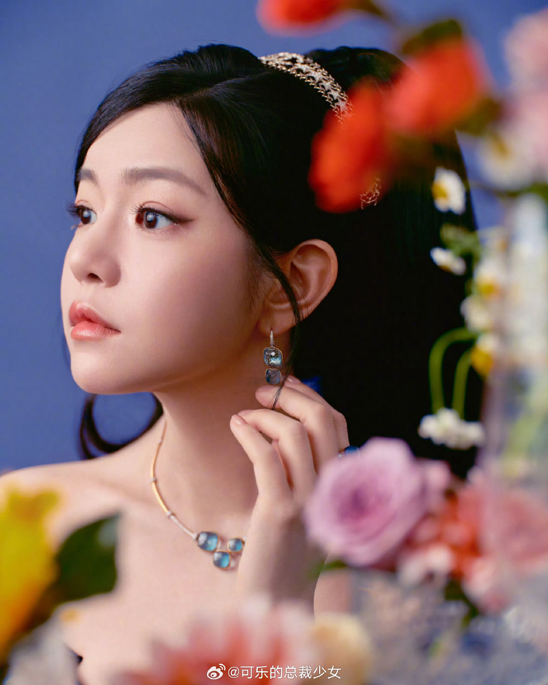 看得出她是公主陈妍希 看得出她是公主陈妍希，蓝色丝绒长裙勾勒出优雅轮廓，温婉笑容