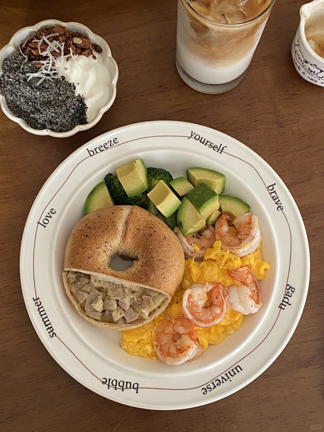 早餐拼盘🍽｜芝士肉肠贝果&黑芝麻酸奶碗🥣