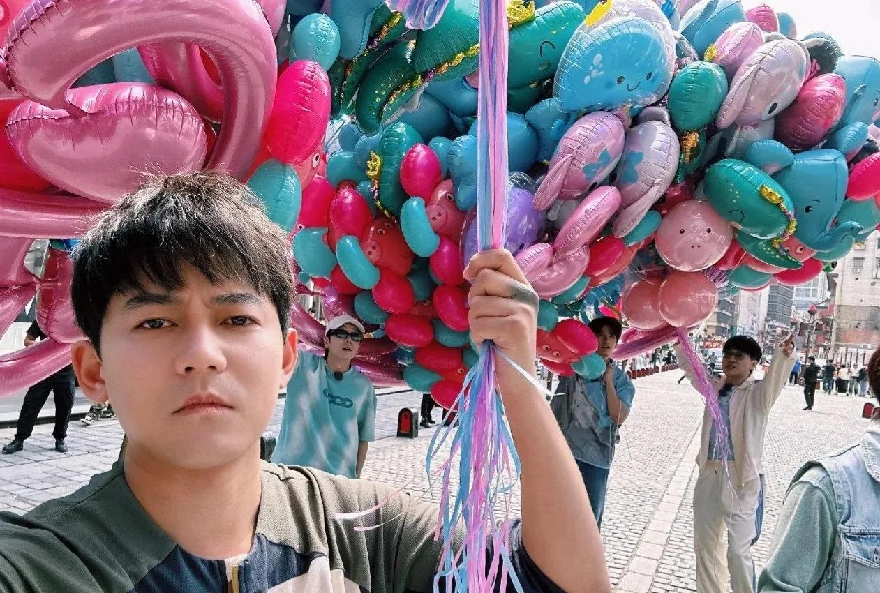 0713这几期快乐老友记都是出的外景啊，上次是宜家，这次是五一广场买气球，动静好