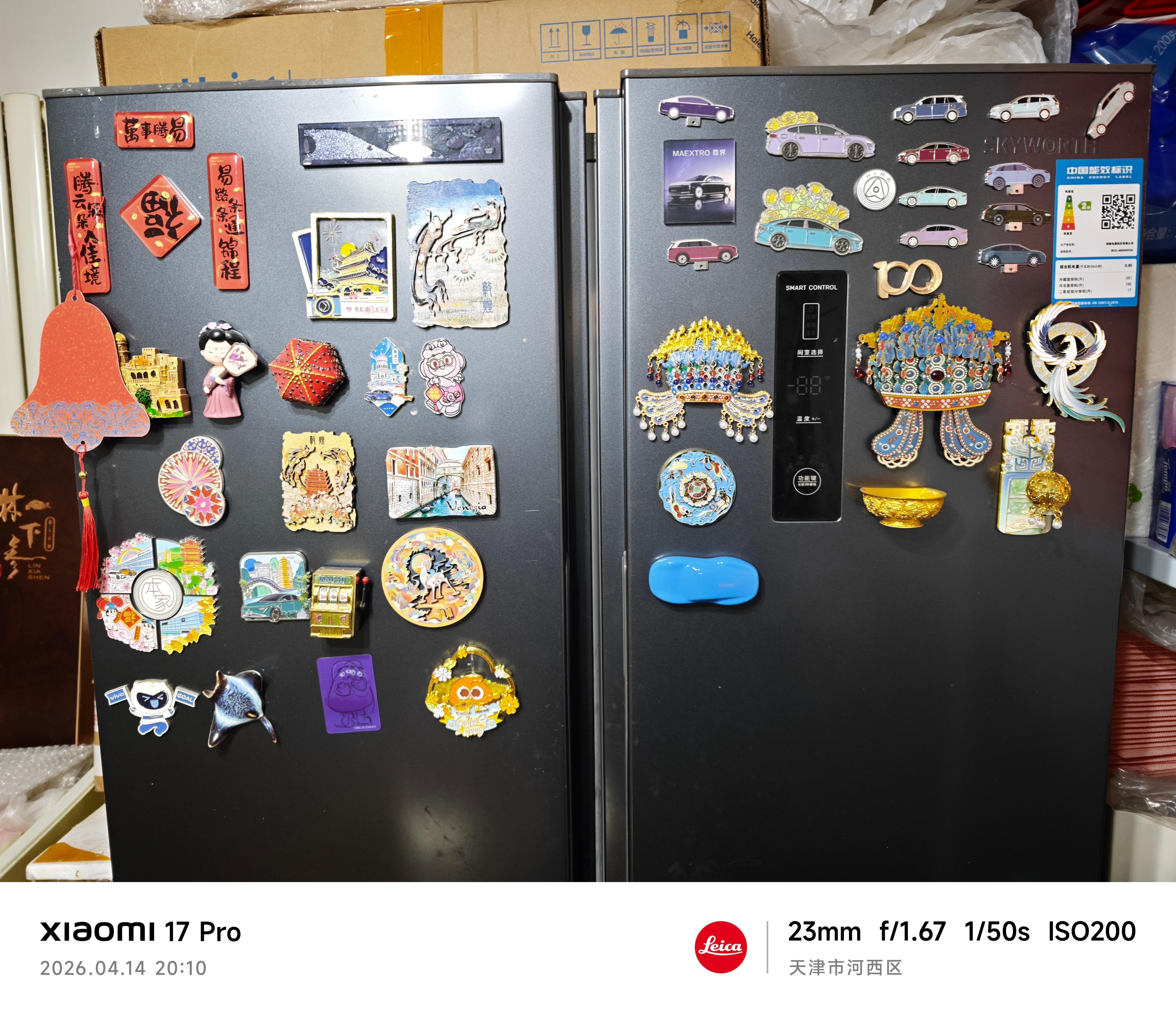 回到天津家里了，收到小米汽车两周年送的冰箱贴。贴冰箱上哈哈，啥时候把冰箱贴满，我