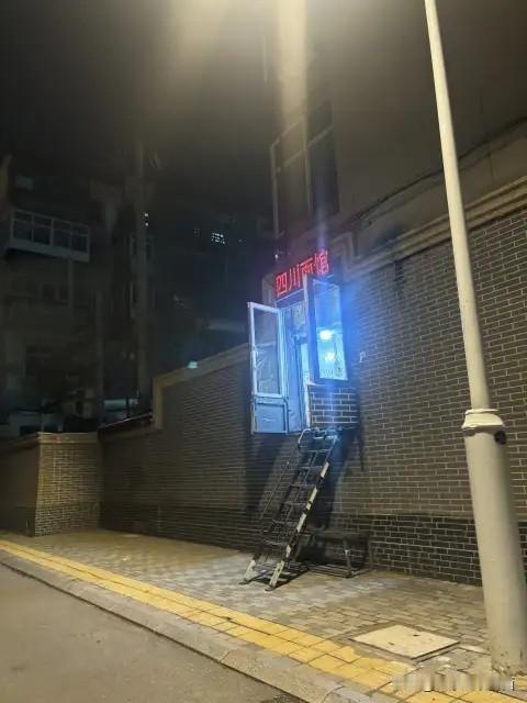 【这是什么神仙饭店？还要顾客爬墙进去？[捂脸哭]】据说是石家庄简良东街那家饺子，