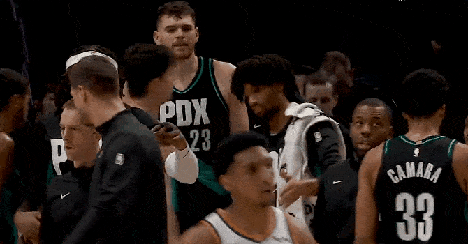 罗威比赛中指导杨瀚森！