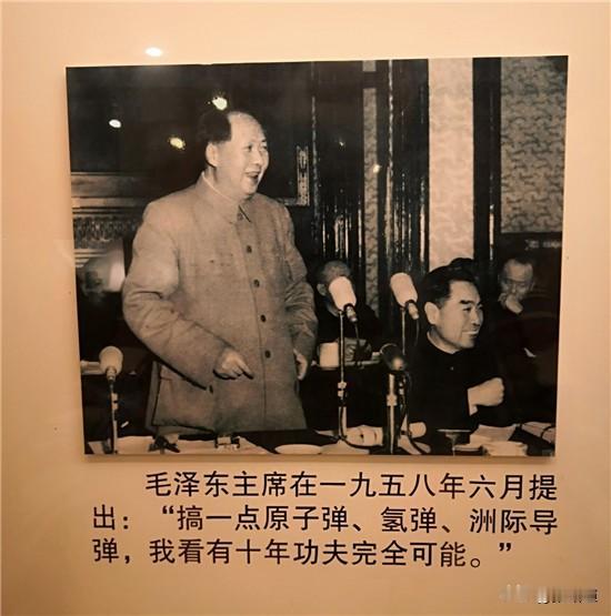 在艰难困苦的年代，毛主席与老一辈无产阶级革命家负重前行、自力更生、艰苦创业，成功