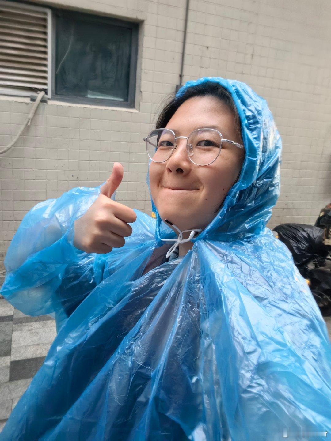 凡事预则立！这个地铁口发的雨衣我背在书包里大半年了 今天可算是用上了