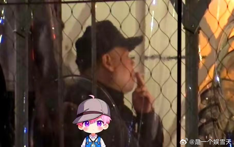 好家伙，岳云鹏这回可真是“表情包照进现实”了！最近有段视频火了，拍的是他和孙越、