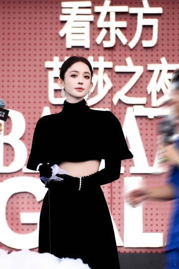 娜扎的芭莎第二套造型 天呐，娜扎这一身芭莎造型直接美出新境界！那灵动的双眸似藏着