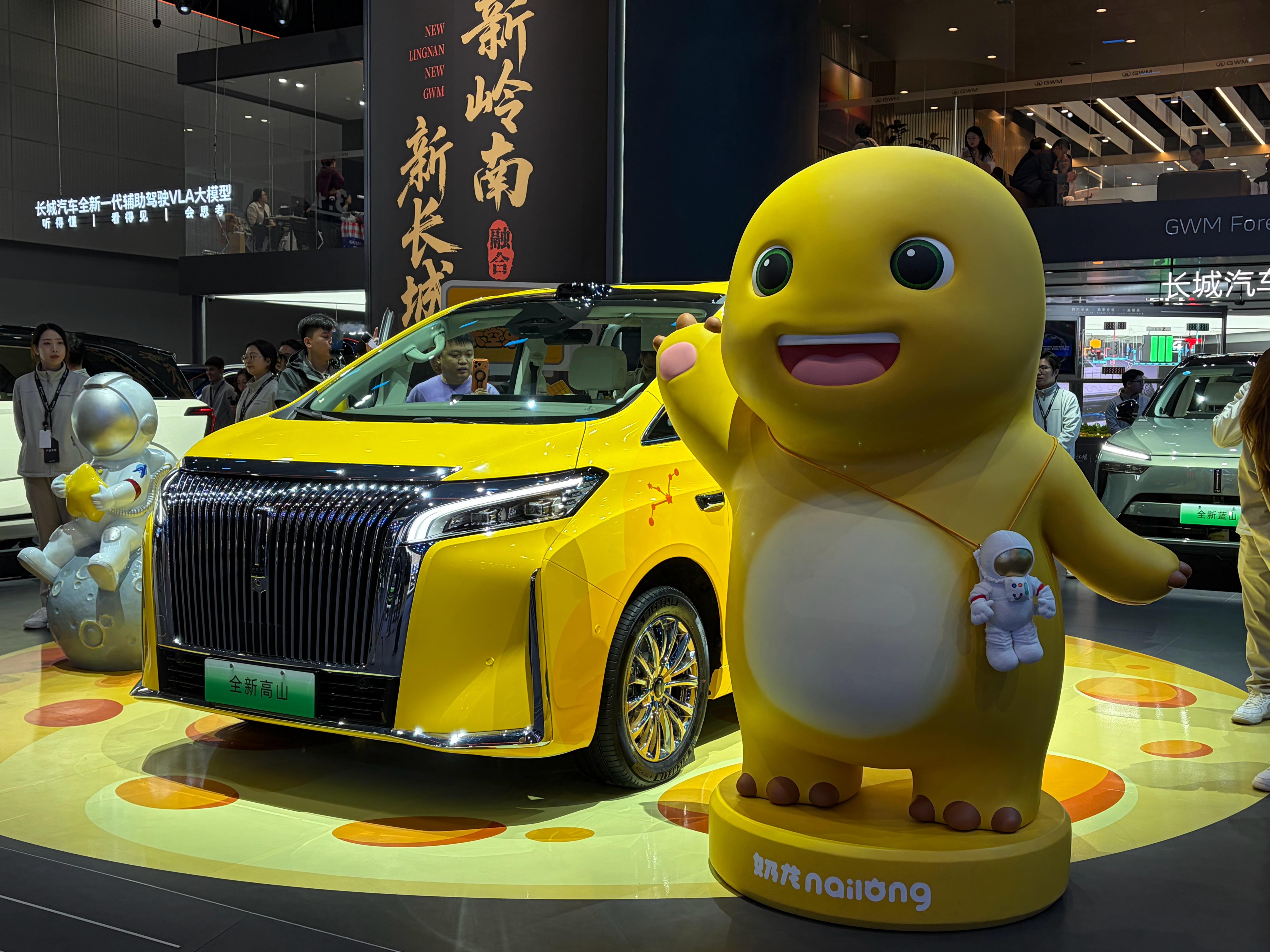 兄弟们！车展魏牌展台太懂家庭用户了！蓝山和高山这俩“全家出行神器”真的要好好看看