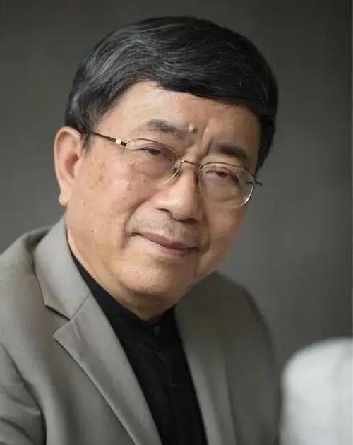 2006年，余秋雨在歌手大赛里担当评委，主持人在读陈寅恪的时候，把恪读成了“Ke