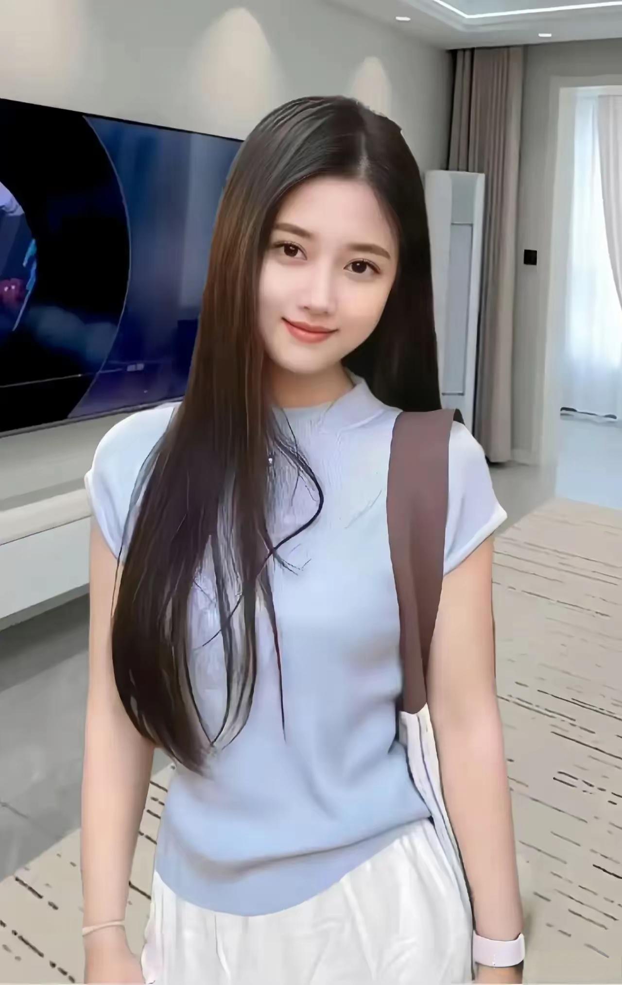 清新夏日穿搭，简约蓝白T恤搭配白色短裤，轻松自在！🌞👗👖