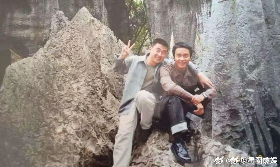 网友爸爸曾在昆明石林偶遇张国荣张国荣曾让路人搭肩合照 好接地气啊 