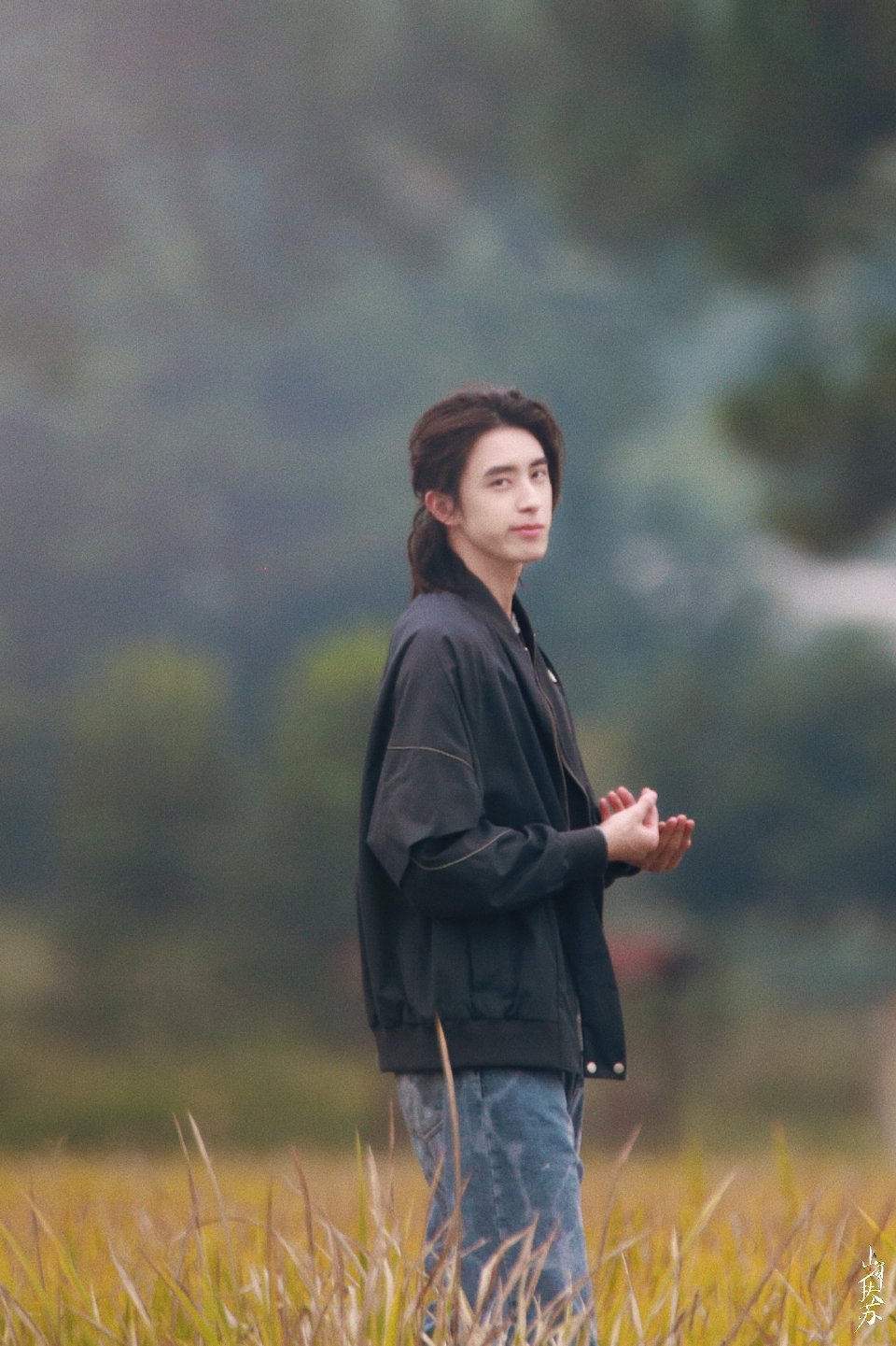 #敖瑞鹏[超话]#这个造型看起来还真的挺适合敖瑞鹏的，有一种阴郁的气质，意料之中