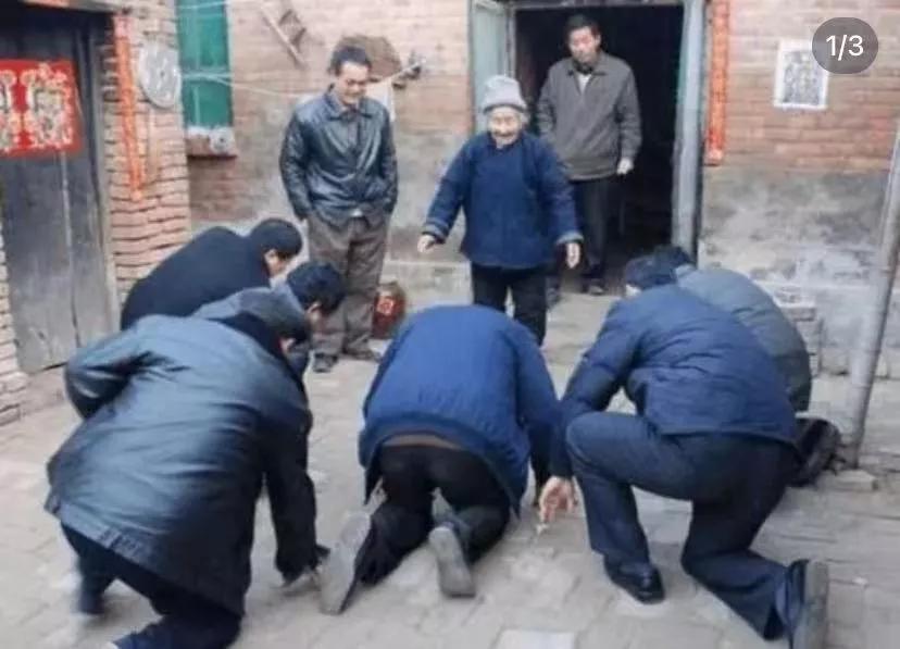 如今的家族宗亲关系荡然无存了吗
如今，家族宗亲关系越来越弱，传统的亲戚关系逐渐瓦