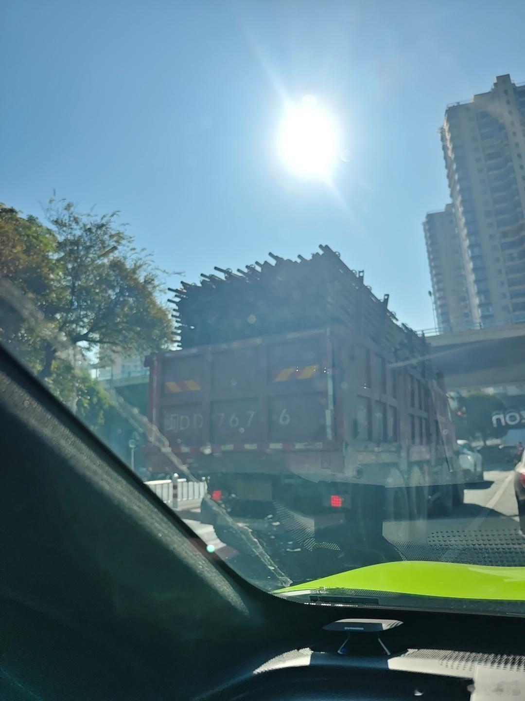 最怕跟在这种车后面 