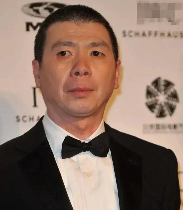 冯小刚前妻张娣在1999年离婚协议上签完字，没要他一分钱，直接走出门，从此再没在