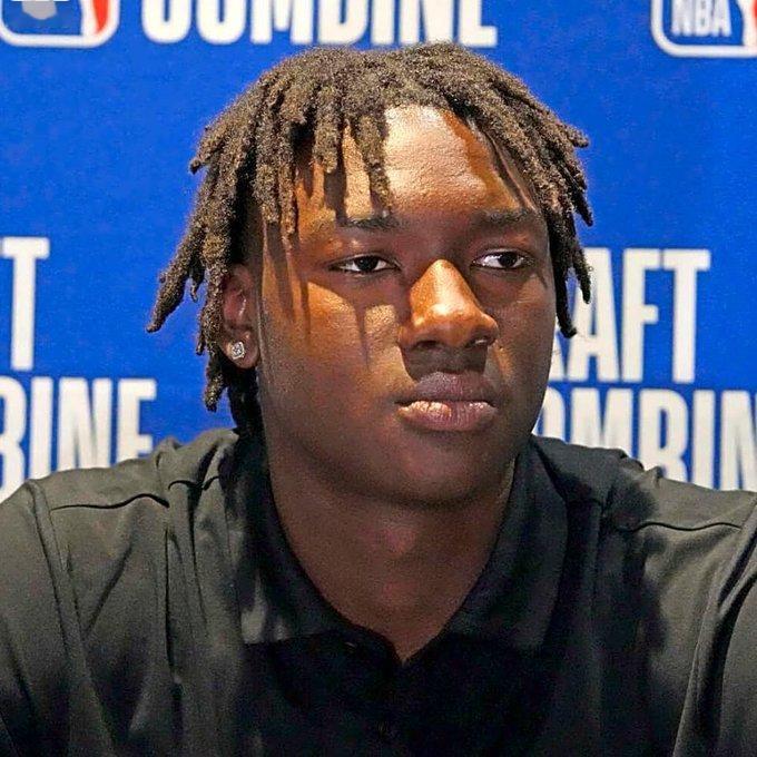 突发新闻：湖人队新秀阿杜·蒂耶罗的SUV被盗，洛杉矶警方在找回车辆后逮捕了两人。