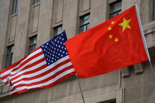 中美，彻底回不去了。美国死死攥着芯片技术、美元结算和高端工业设备，精准下刀；中国