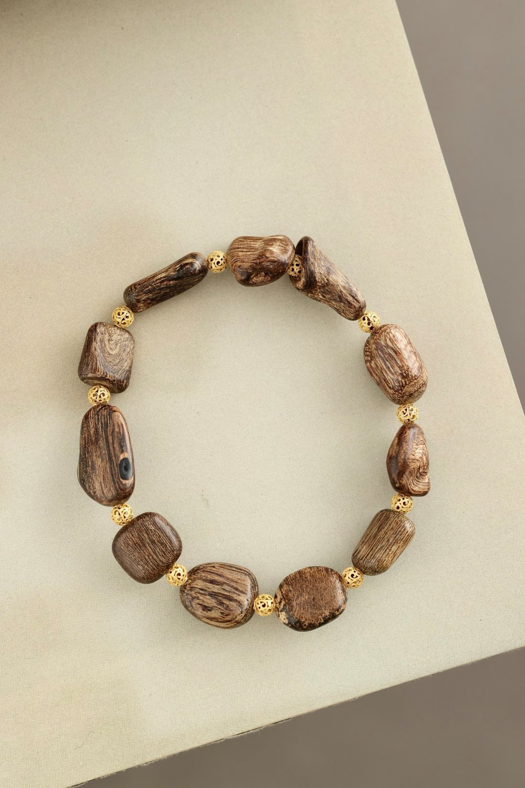 惠安沉香 | 随形手串沉水，香气高雅，甜韵饱满，随形打磨，质朴大气，银鎏金卷草纹