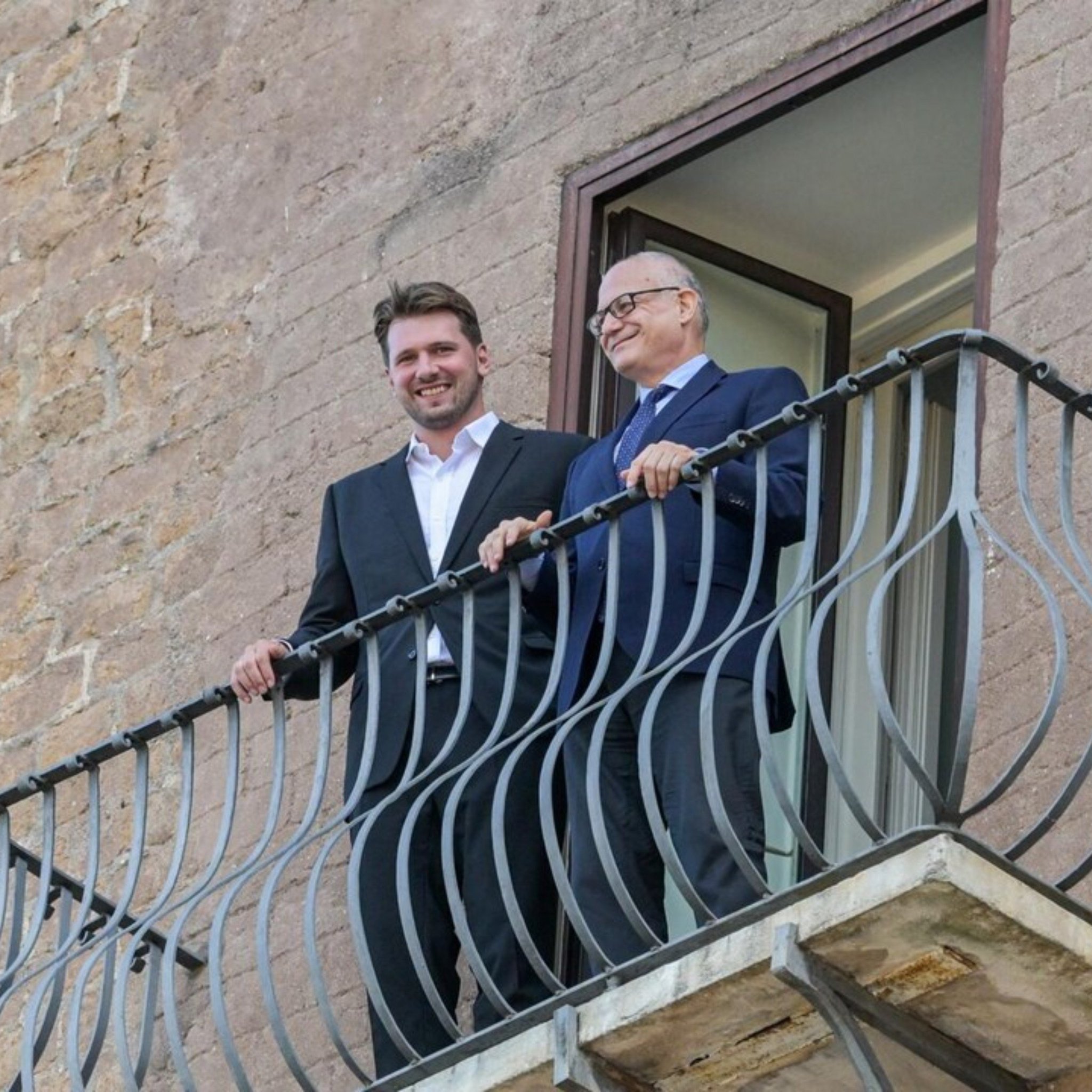 东契奇与罗马市长罗伯托·瓜尔蒂耶里会面🇮🇹东契奇已经成为罗马SPQR篮球俱乐
