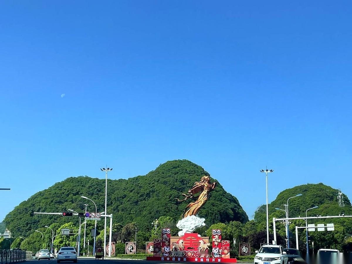 车子开在贵州安顺市区的主干道上，车窗外赫然立着一尊巨大的塑像。上面站着个飘飘欲仙