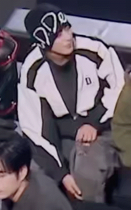 王鹤棣他这个破洞裤的洞会不会越来越大哈哈哈哈哈哈还可以这样伸进去挠痒痒啊王鹤棣你