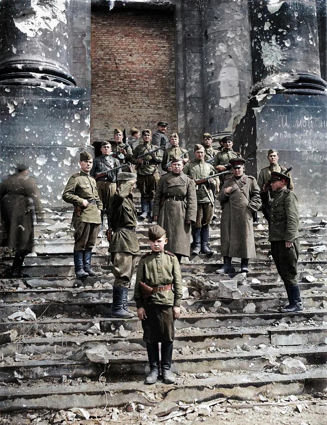 1945年4月30日，苏联红军攻占德国国会大厦，士兵将红旗插上大厦屋顶，欢呼胜利
