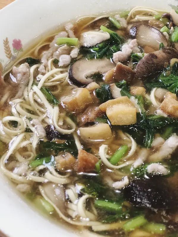 今天是超棒的一天，我吃了热乎的香菇肉丝面当早餐！明天就进三九了，俗话说“三九四九