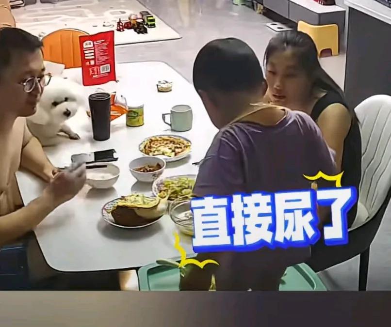 孩子吃饭时突然说想上厕所，爸爸还没听清楚说啥，
结果下一秒直接尿碗里了，
这下爸