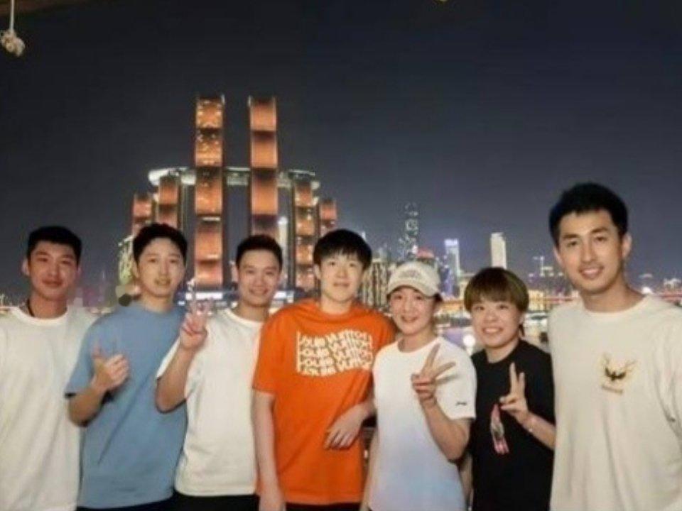 王晨策这不是我们男乒队短经纪人嘛，这里面有他嘛