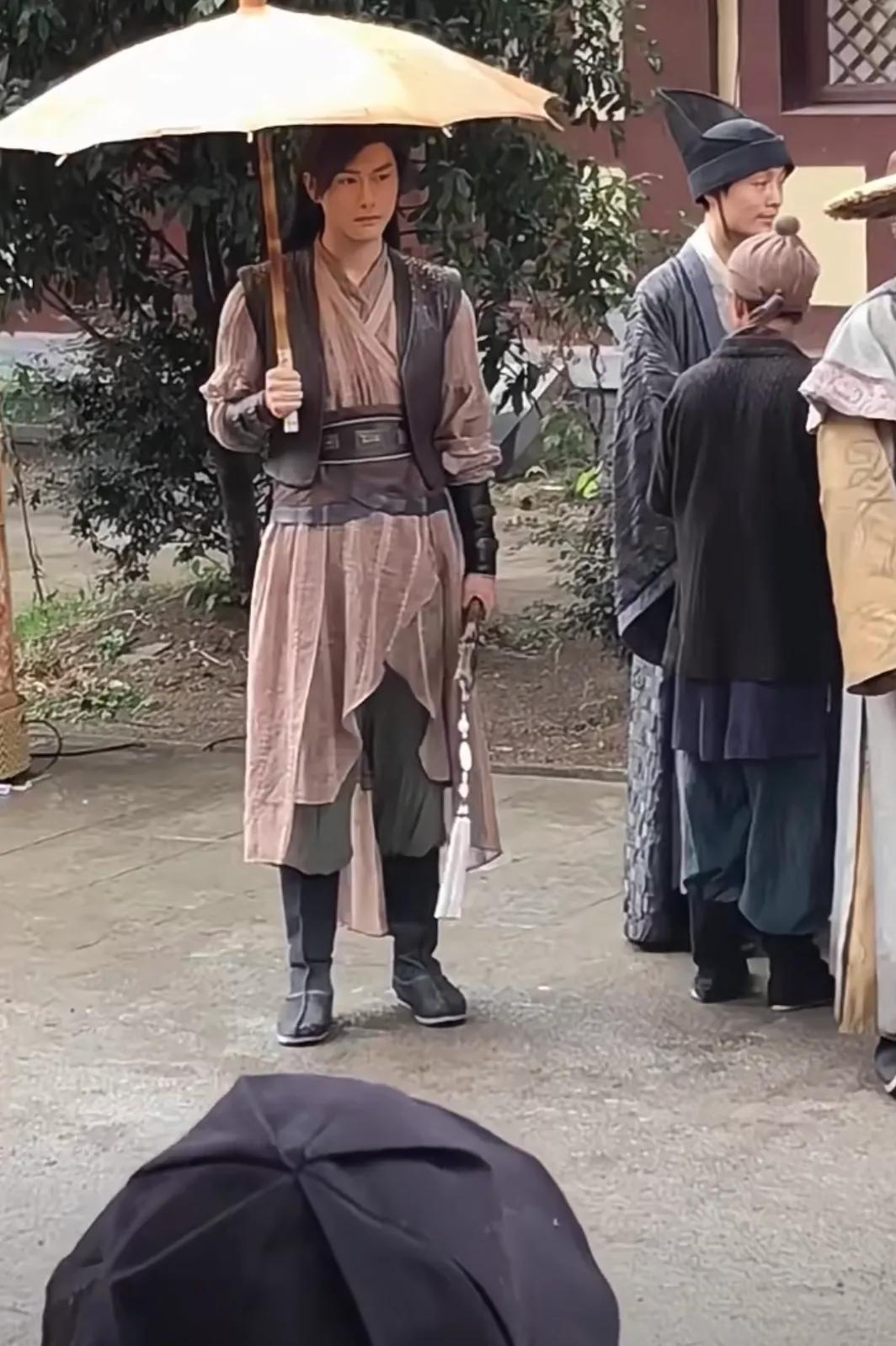 朱梓骁拍摄花絮，居然他这么快就进组了，其实他长相身形都还是挺不错的，希望能够多拍