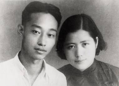 1942年，一个女战士被日军堵在洞内，鬼子打算在洞口放火，用烟熏她出来，几分钟之