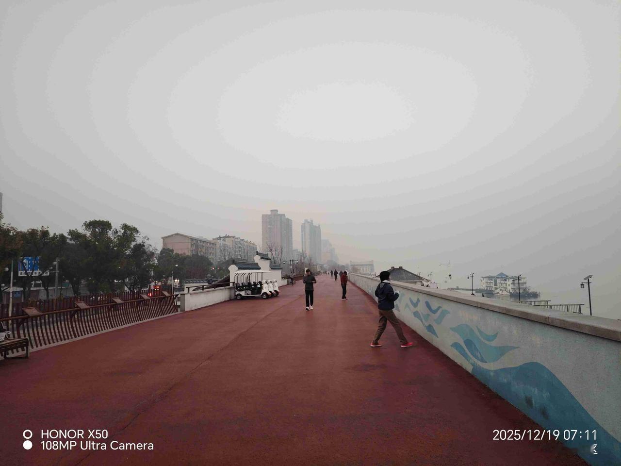 我的今日状态：😁轻松愉快
我这里的天气：🌤️多云2025年12月19日长江岸