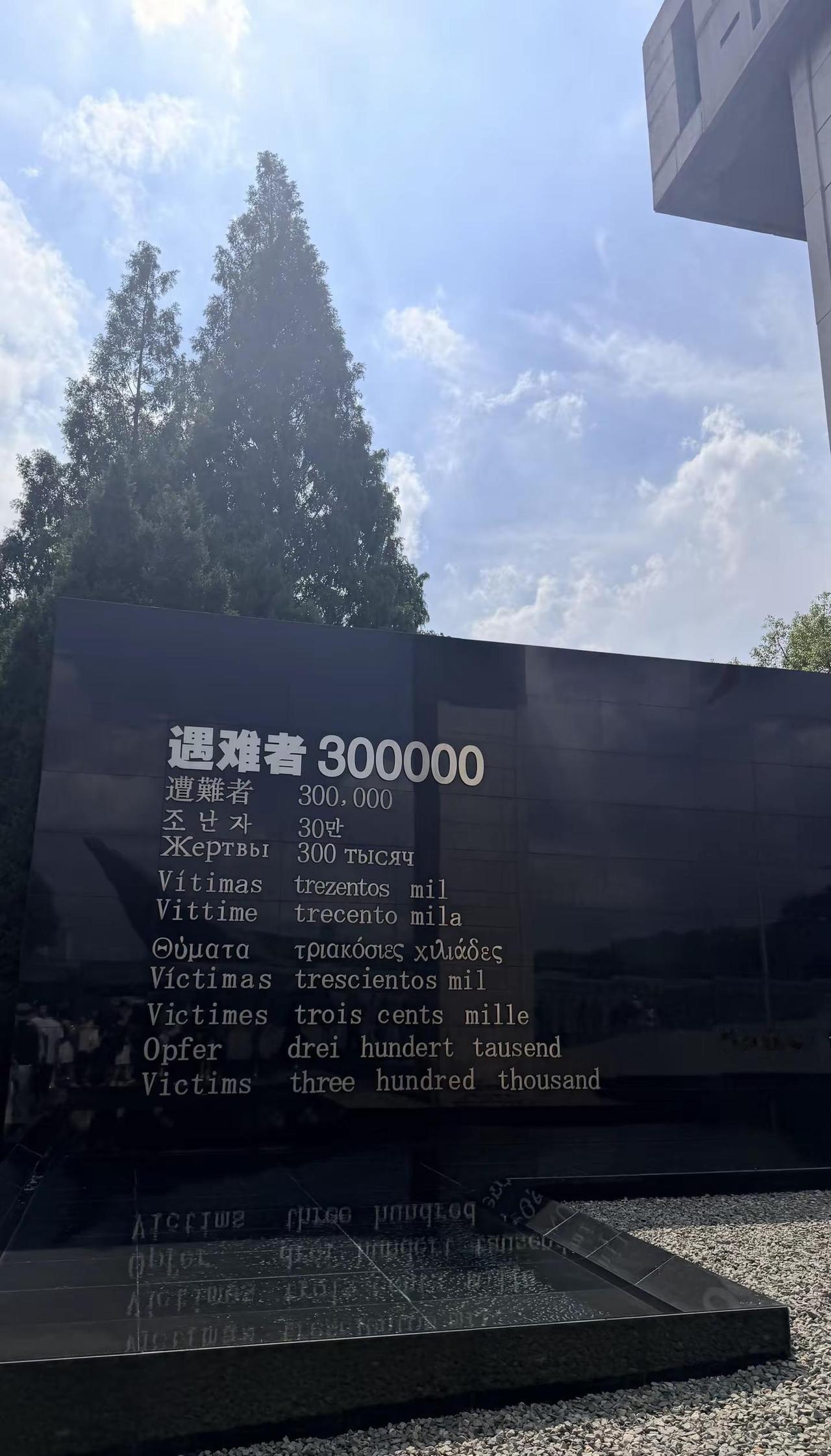 此时“人声鼎沸”