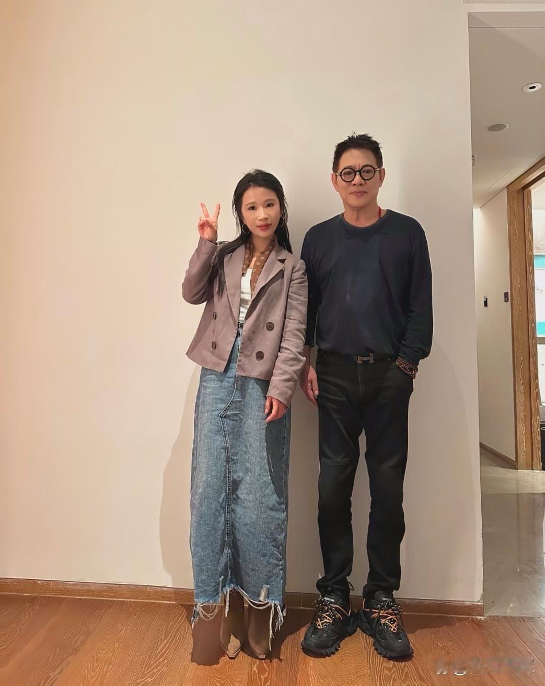 62岁李连杰与化妆师同框！身形清瘦却依旧高挑，脸部虽有岁月留下的松弛痕迹，带着自