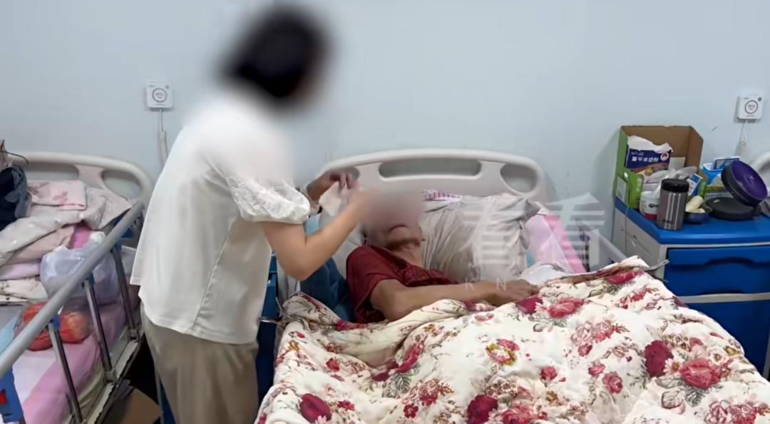 上海61岁老伯娶小16岁湖南妻子，结婚当天被送进急诊，仅1年半卡里110万只剩4