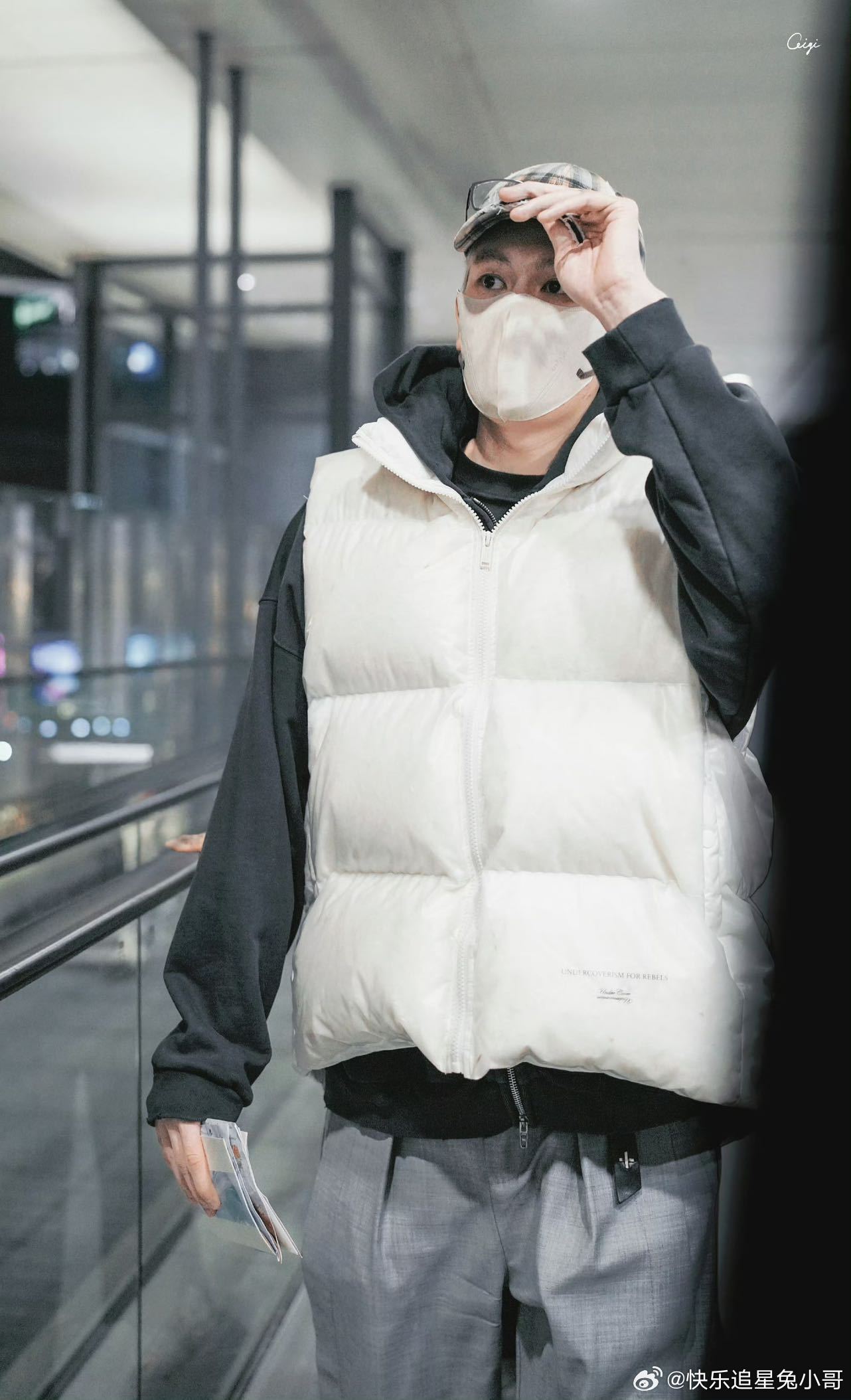 胡先煦上海路透生图 这步伐又飒又有范儿，白金发色搭配精致骨相，端正漂亮的眉眼太吸