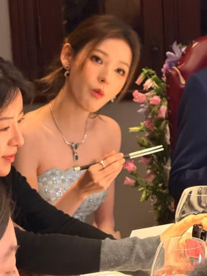 张予曦 网友在上海和张予曦一起吃饭 张予曦春日造型氛围感拉满 上海偶遇太幸运啦，