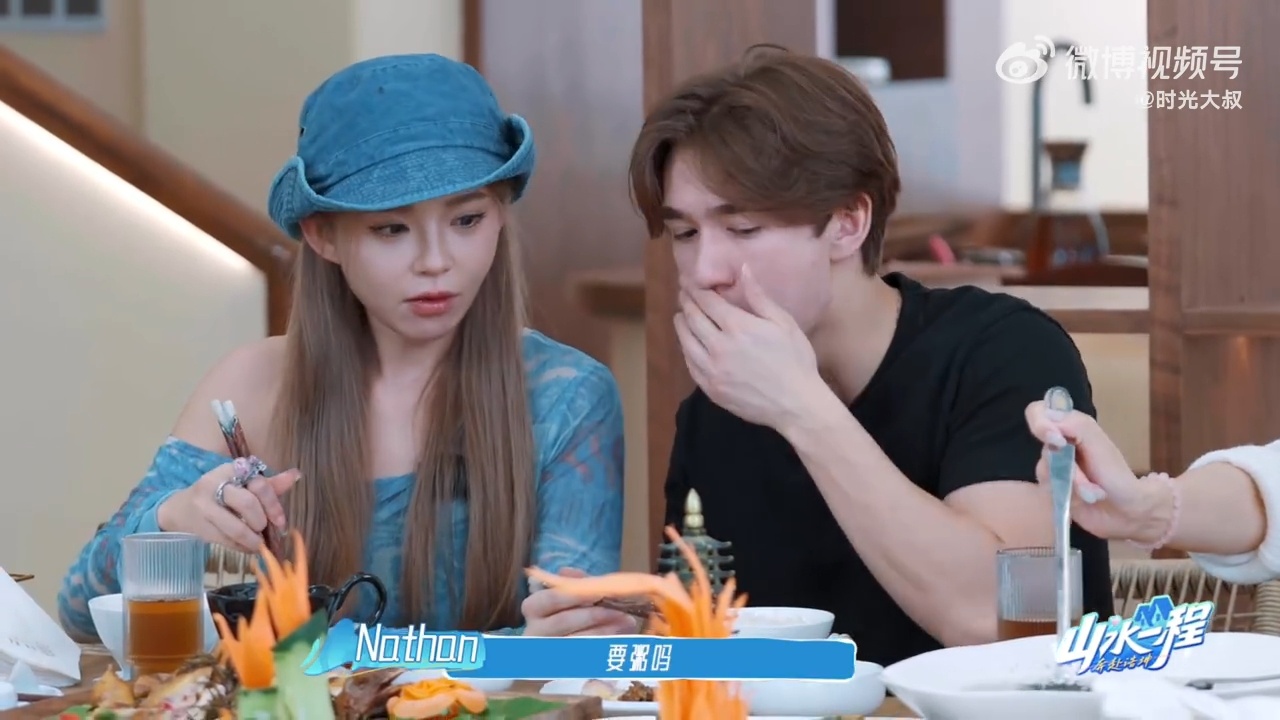 陈小纭王晨艺冯青自带结界  陈小纭王晨艺冯青混在三对情侣当中，这画面怎么这么搞笑