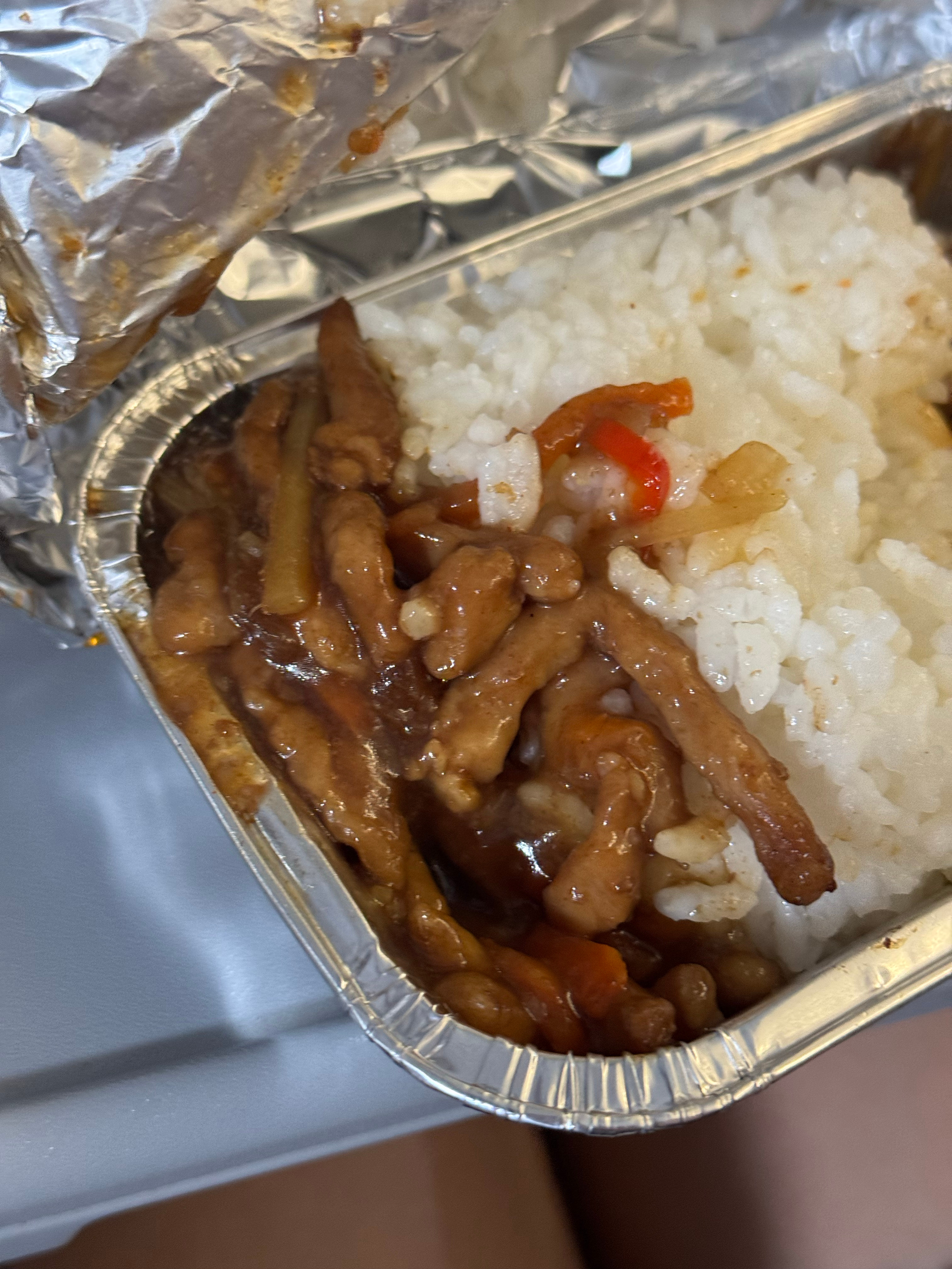 飞机餐是故意做这么难吃的吗？每个航司的餐都除了咸根本吃不出来食物本身的味道，说实