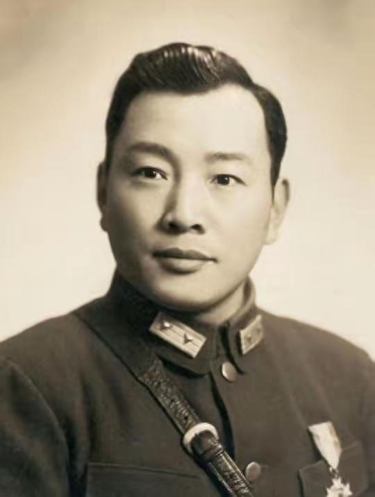 他是黄埔最硬的鹰，也是怕老婆的耙耳朵，兵败后想吞枪自尽，最后为了五个孩子，放下了