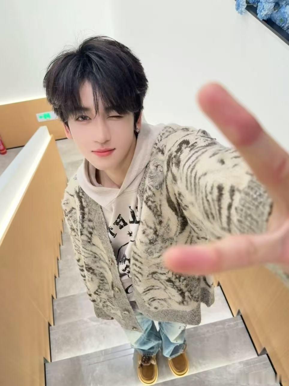 邓佳鑫周深能不能把合作当个事办 邓佳鑫每次提合作都一脸认真，这股真诚劲儿太打动人