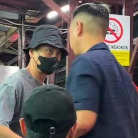 这算是世纪大合解了吗？胡杏儿老公李乘德在活动上偶遇胡杏儿前男友黄宗泽，李乘德主动