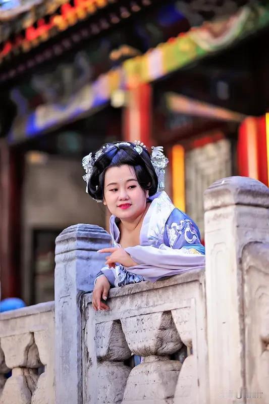翻遍了老祖宗传下来的成语家底，最后还是觉着“十指纤纤”最对味儿。
它没有“绝代佳