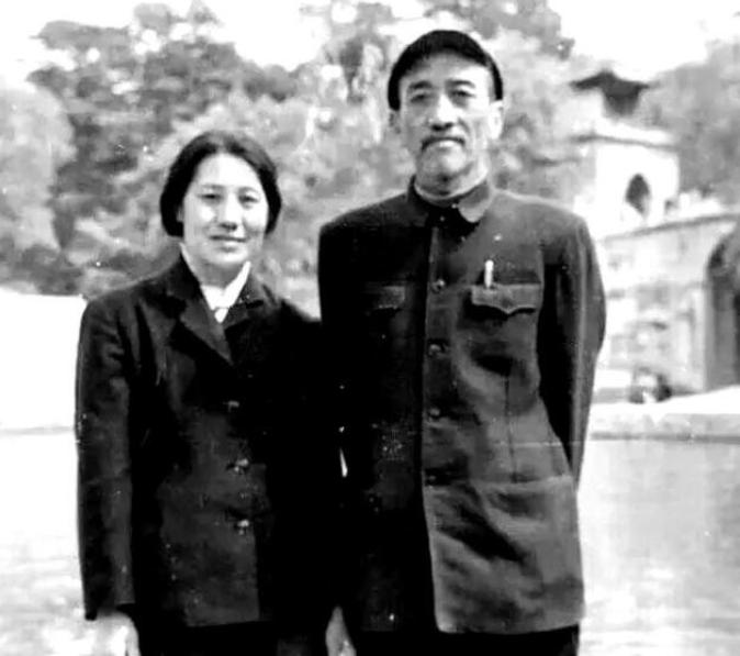 1960年代初，盘锦大洼子农场副场长吴成德正带领职工晒粮，突然有辆小车缓缓驶来。