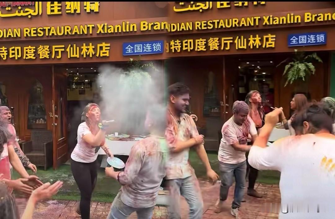 南京仙林街头一场无报备的洒红节活动，把公共人行道染成了没人收拾的大花脸。
6月1