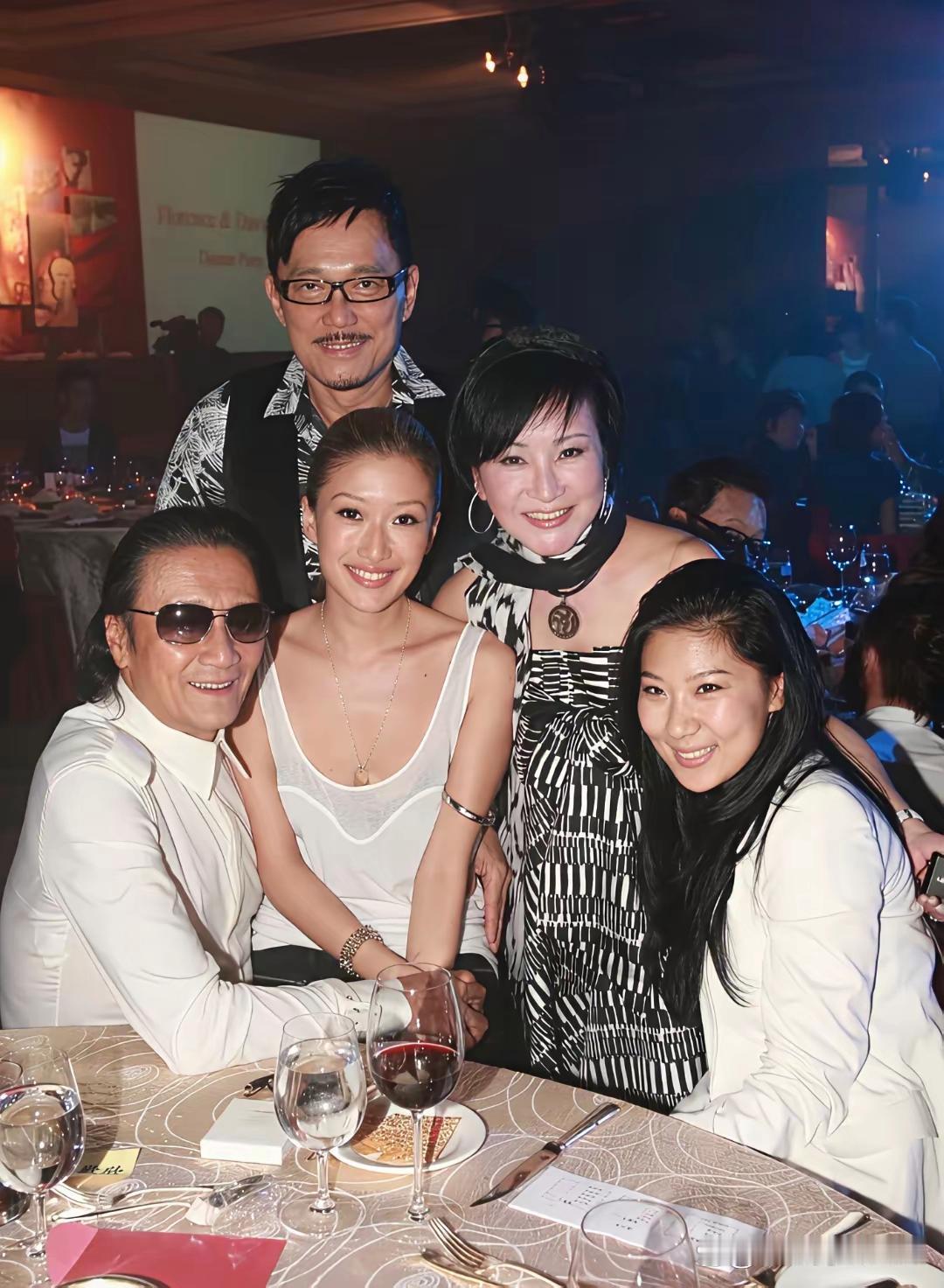 谢贤这一家子二婚关系处理这么好，谢贤和CoCo,狄波拉和二婚老公，女儿谢婷婷一起
