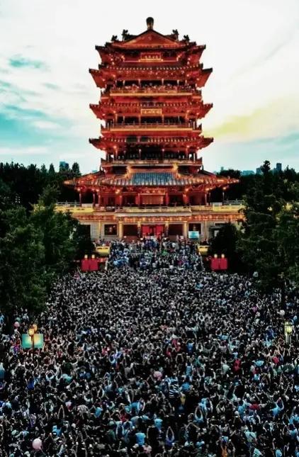 江山如此多娇，引无数游人扭伤腰！
夜泊京城望，楼台月如钩。
又是“人从众”，绿肥
