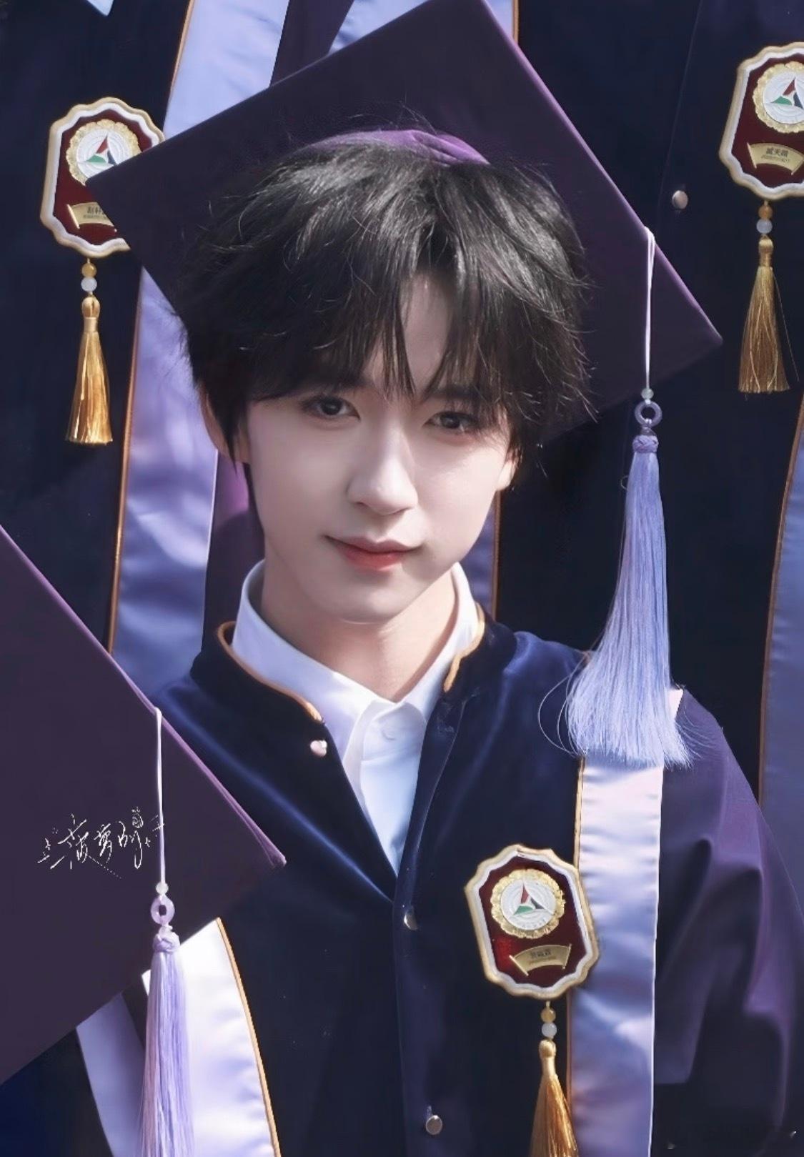 时代少年团就差刘耀文没毕业了翻到早年入学的旧照忍不住陷入回忆，当初七个挤在一起的